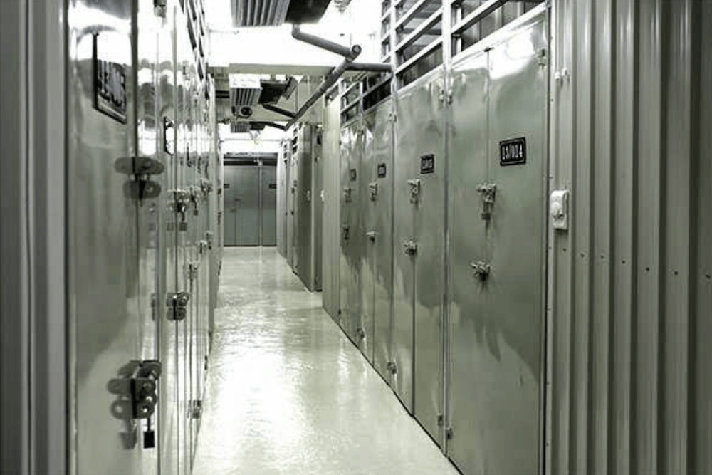 STORED! Southern District - Clean corridor with metal storage lockers